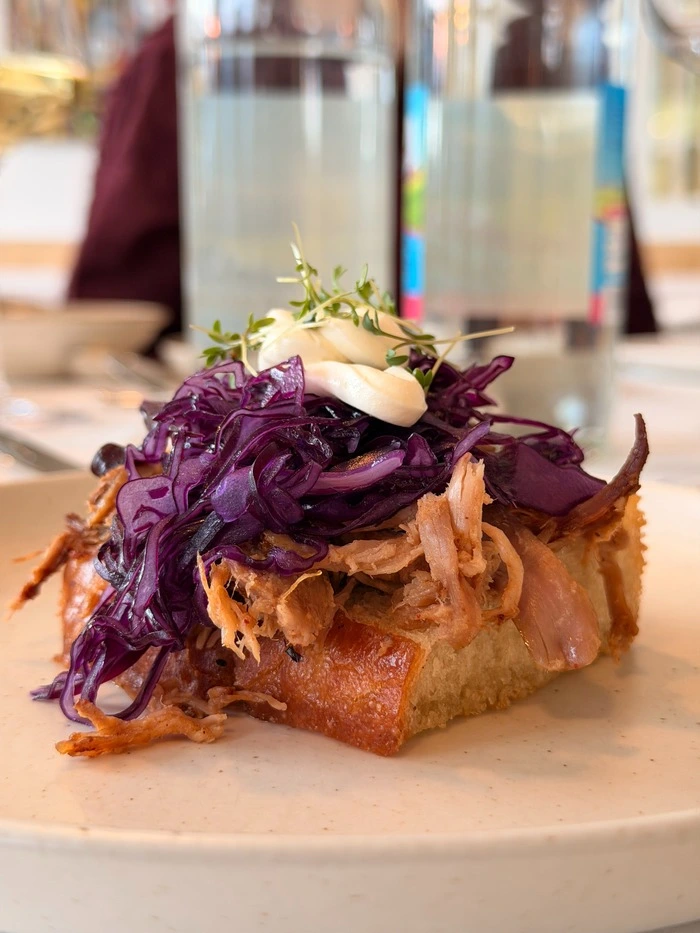 Pulled-Pork-Focaccia mit Rotkraut und BBQ-Sauce.