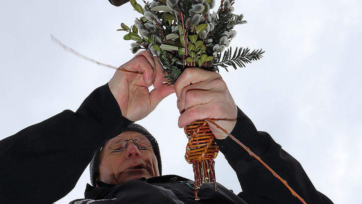 In 15 Minuten hat Franz Unterberger einen Palmbuschen mit Weidengriff fertig