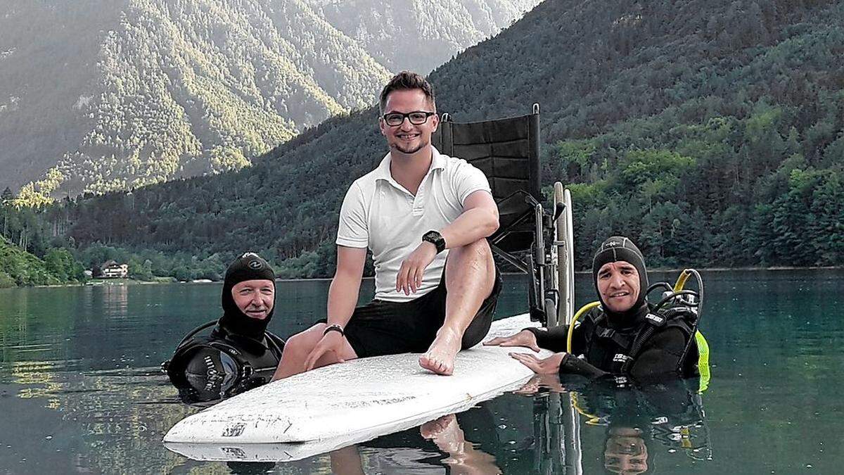 Taucher Bernhard Krasovec, Wunder und Basketballer Schaschl (von links) beim Tauchgang für Rollstuhlfahrer