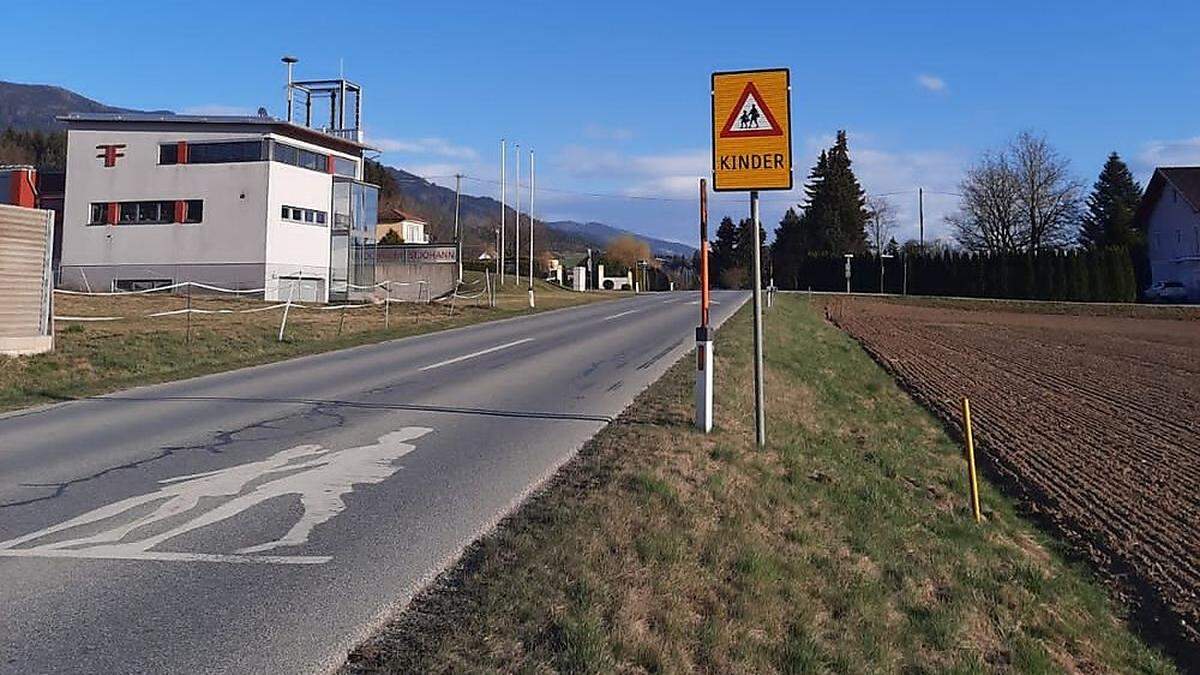 Schüler müssen die stark befahrene Gemmersdorfer Landesstraße queren