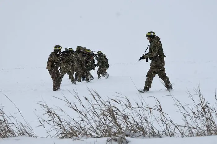 TOPSHOT - In this handout photograph taken and released by the press service of the 65th Mechanized Brigade of Ukrainian Armed Forces on December 29, 2025, Ukrainian recruits take part in a basic military training at an undisclosed location in Zaporizhzhia region, amid the Russian invasion of Ukraine. (Photo by Andriy Andriyenko / 65th Mechanized Brigade of Ukrainian Armed Forces / AFP) / XGTY / RESTRICTED TO EDITORIAL USE - MANDATORY CREDIT 