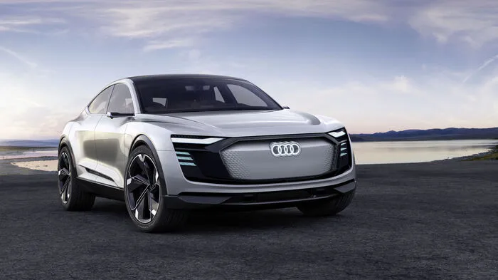 Bisher hat Audi den Strom der Elektromobilität mehr oder weniger an sich vorbeiziehen lassen. Doch das soll sich jetzt ändern – und zwar ziemlich kurzfristig. „2018 beginnen wir mit dem Audi e-tron – dem ersten alltagstauglichen Elektroauto im Kernwettbewerb“, sagt Vorstandsvorsitzender Rupert Stadler an. „Und schon 2019 folgt die Serienversion des Audi e-tron Sportback.“ Also der Studie, die die Ingolstädter auf der Messe in Schanghai gezeigt haben.