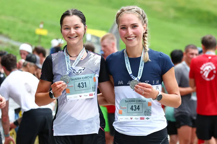 ... sowie Lisa Rettensteiner (links, Platz drei) und Johanna Hiemer fordernd