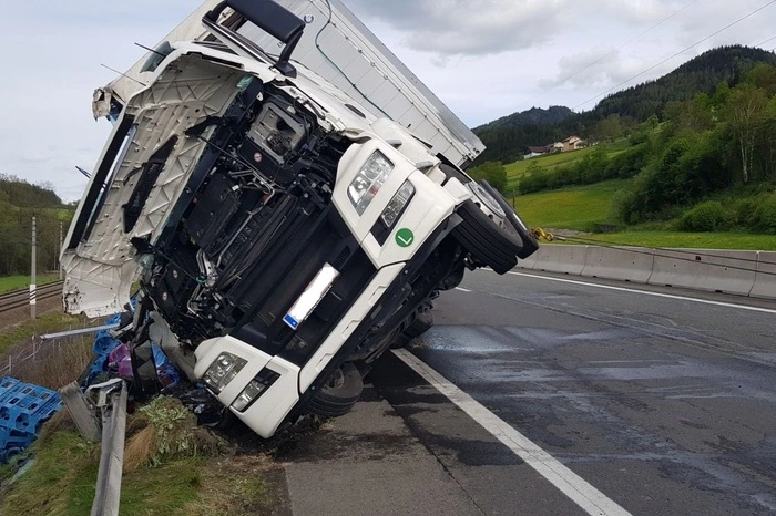 Die Bergung des tonnenschweren Sattelschleppers gestaltete sich schwieriger als zunächst gedacht.