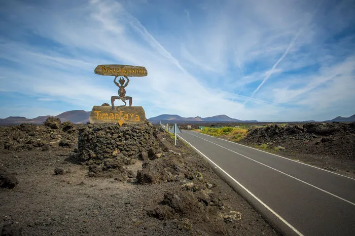 Zu einem der schönsten Plätze der Insel zählt der Timanfaya Nationalpark. Das Gebiet auf der westlichen Küste beheimatet einige Vulkane und bietet Einblick in eine längst vergangene Zeit. Eine Gesteinswüste lässt nur erahnen, was die Vulkane bei ihren Ausbrüchen hinterlassen haben.