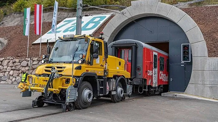 Das weltweit modernste Tunnelforschungszentrum der Montanuniversität Leoben mit jeweils zwei Straßen- und Eisenbahntunnel zu je 400 Meter Länge wurden am Erzberg eröffnet.