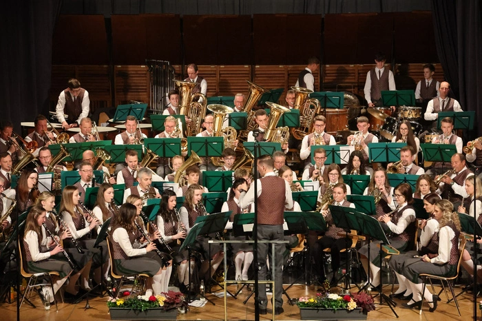 Die Konzertbesucher waren von der schwungvollen Darbietung begeistert und belohnten die Musikerinnen und Musiker mit stehenden Ovationen.