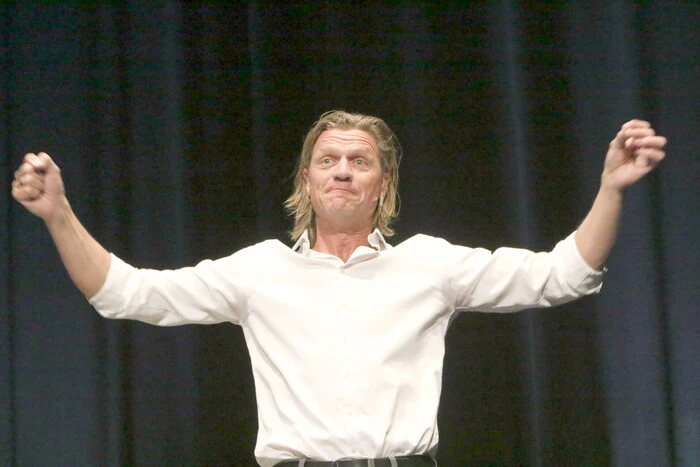Auf Einladung des Lions Clubs St. Veit/Glan (Präsident Wilhelm Jörg) gastierte der nahe Wien lebende Top-Humorist, Schauspieler und Musiker Gery Seidl, der mit dem „Puls 4-Witzestammtisch“ einen hohen Bekanntheitsgrad erwarb, mit seinem Soloprogramm „HochTief“ in der Blumenhalle der Herzogstadt. 