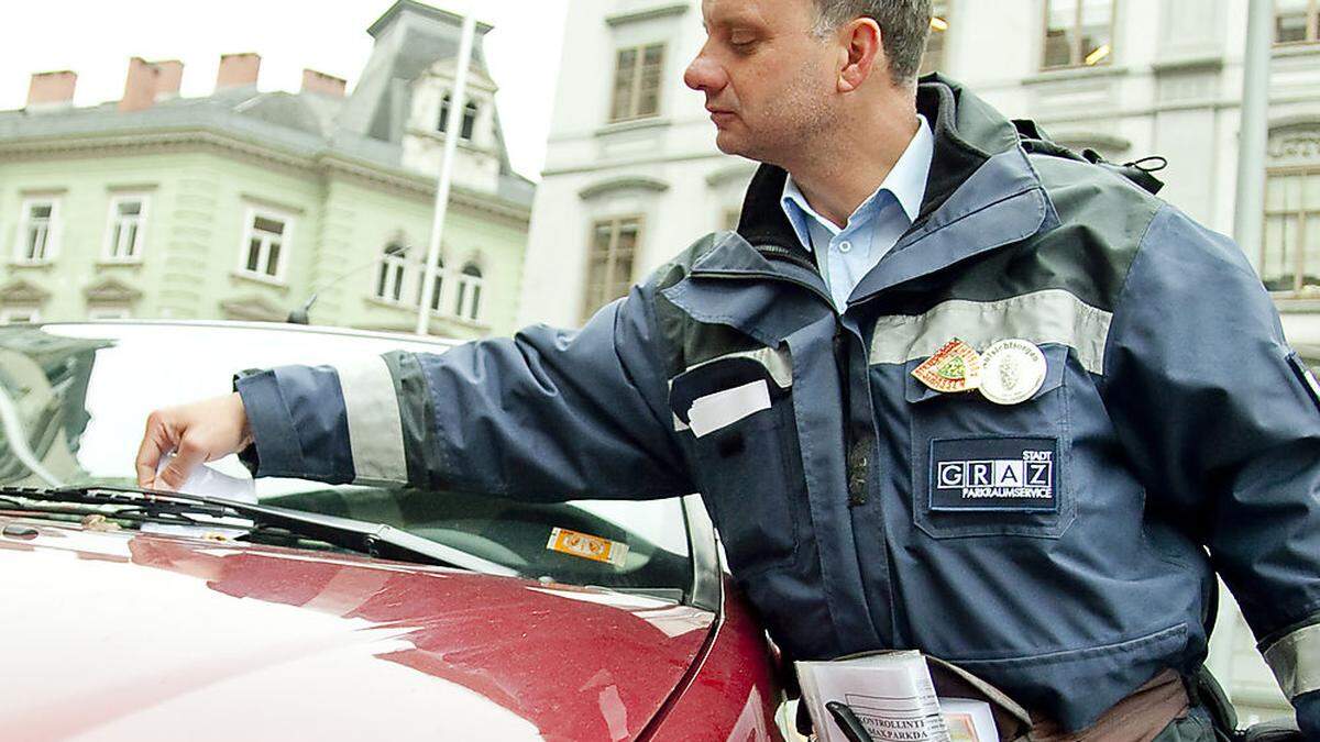 Parksheriffs strafen ab heute wieder Parksünder.