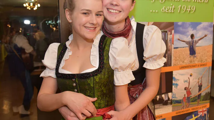 Als Ergebnis der traditionellen Volkstanzwoche präsentierten Mitglieder der Landjugend Freitagabend Tänze und Lieder. Auch zwei neue Volkstänze wurden in der Landwirtschaftlichen Fachschule Ehrental im Klagenfurter Stadtteil Annabichl vorgestellt.