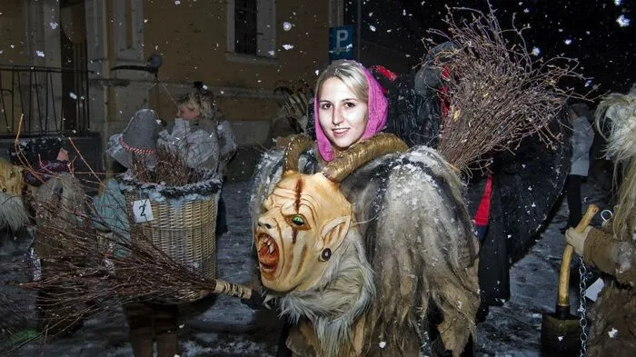 Schneegestöber beim großen Krampus- und Perchten-Spektakel in Knittelfeld.