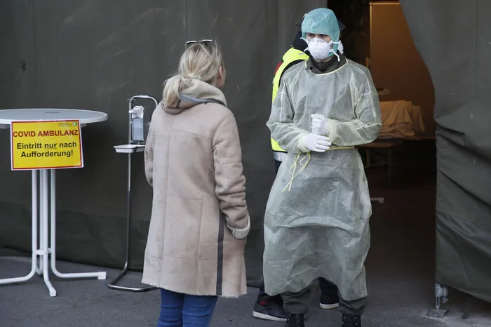 Zumindest vor den zentralen Ambulanzen – der Erstaufnahmestation EBA, der Unfallchirurgie und der Kinderklinik – werden die zehn Soldaten nun Fiebermessen, um eine mögliche Erkrankung feststellen zu können.