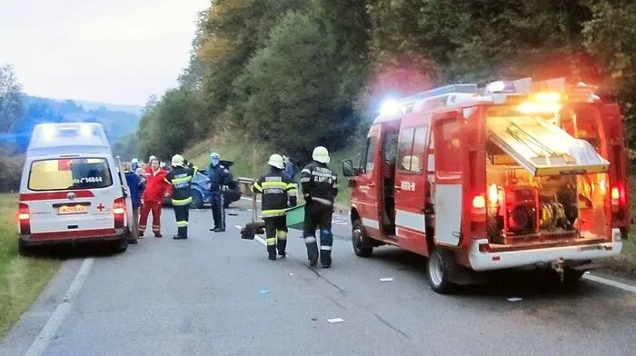 Das Fahrzeug überschlug sich mehrmals und blieb auf der Straße liegen