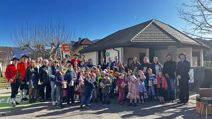 Die Kinder der Volksschule und des Kindergartens begrüßten die Gäste