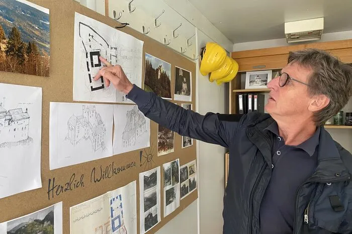 Erich Brandl hat viele Bilder von früher gesammelt und auch einige Pläne zeichnen lassen.