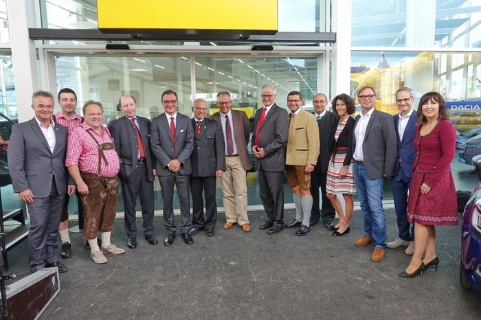 Viele prominente Gäste konnten Heinz Robinson und die Geschäftsführer des  Unternehmens Harald Glauninger, Gerald Auer, Günter Mayr und Gabriele Kandler begrüßen, wie Bürgermeister Erwin Eggenreich, Luigi Penella von FCA, den Renault Geschäftsführer Didier Goyens und Michael Gold von Nissan.