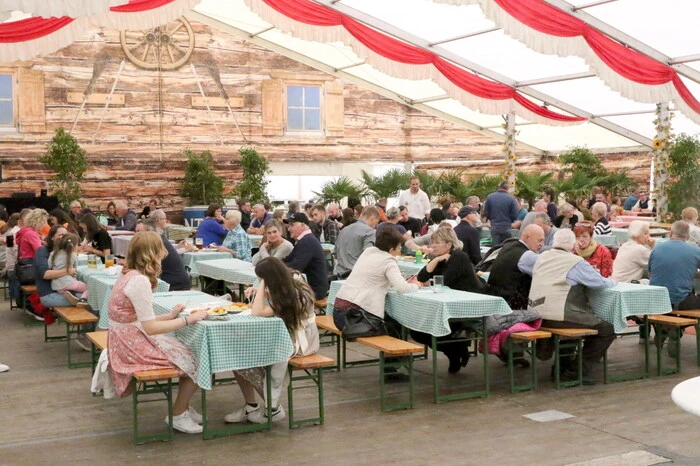 Nicht nur am Krämermarkt, auch in den Festzelten und Hallen herrschte dichtes Gedränge, verfügt doch der St. Veiter Wiesenmarkt über eine Vielzahl von gemütlichen Hallen und Festzelten.