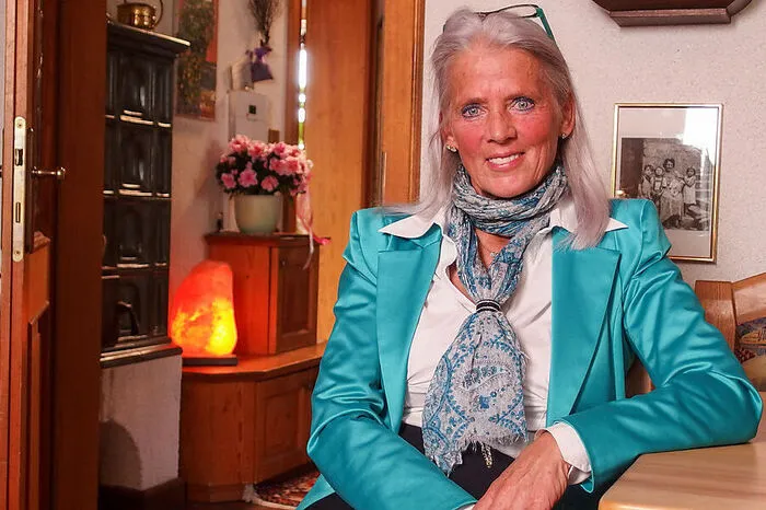 Kriemhild, 64-jährige Pensionistin aus dem Mühlviertel sucht "einen richtigen Lebenspartner, der zwar fest verwurzelt ist am Boden, aber trotzdem auch die geistige Dimension mit mir leben möchte und ein spirituelles Wachstum anstrebt." Auch sie war zweimal verheiratet.