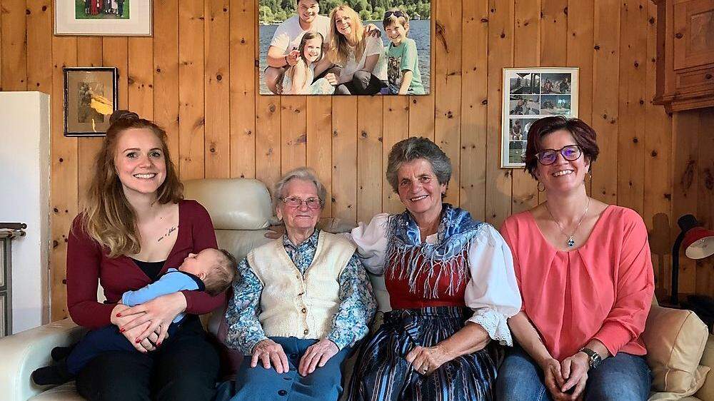Fünf Generationen Hause Gruber in Untertschern im Oktober. Von links nach rechts: Verena Pertl und Ferdinand, Hildegard Unterwandling, Hermine Gruber und Gabi Pertl