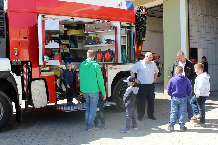 Die Besucherinnen und Besucher bekamen die Fahrzeuge gezeigt und erklärt.