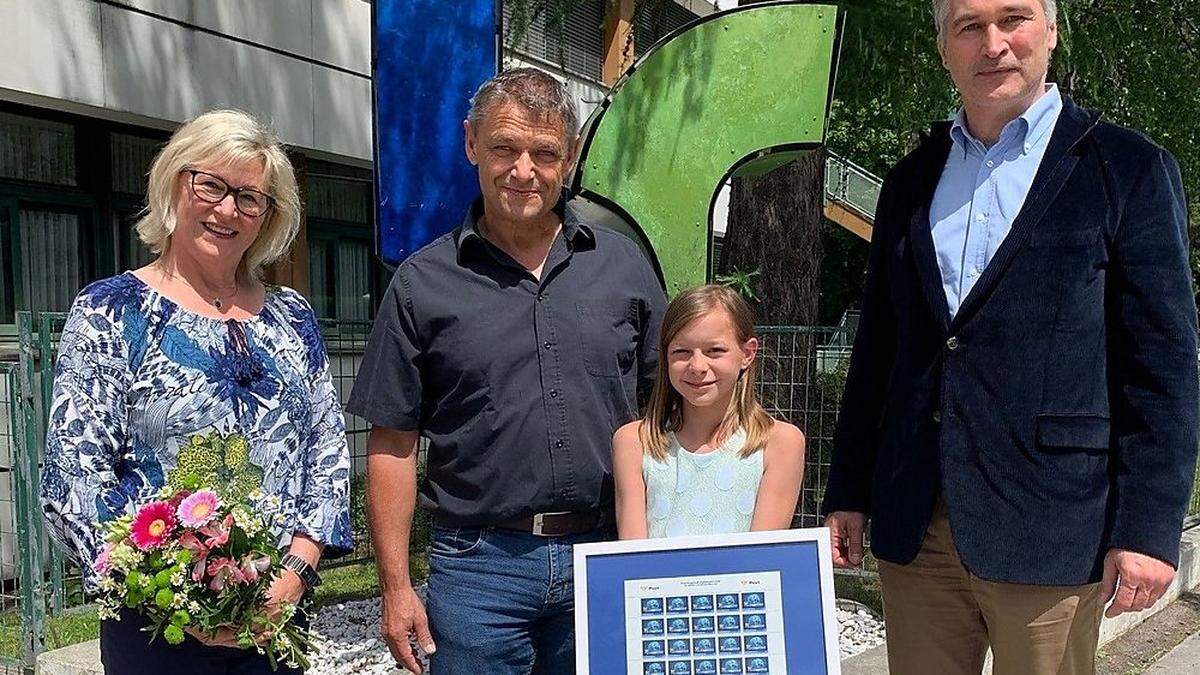 BE-Professorin Elfriede Gründler, Gymnasium-Direktor Heimo Hirschmann und Präsident Thomas Gäbler vom Lions Club Mürztal mit Siegerin Lena Kohlhuber