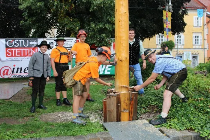 Leider spielte das Wetter nicht ganz mit, doch schließlich konnte der Maibaum doch noch von Peter Amon und seinen "Buam" umgeschnitten werden.