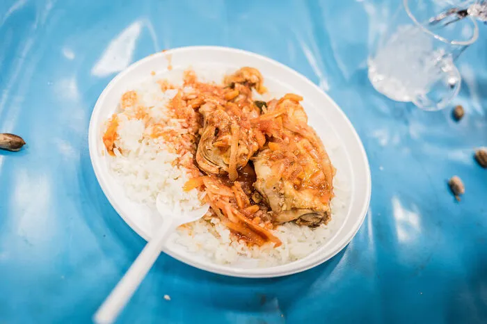 Auf den Teller kommt Reis und Huhn. In der Fastenzeit solle man spenden, heißt es. Daher müsse kein Moslem Hunger leiden.