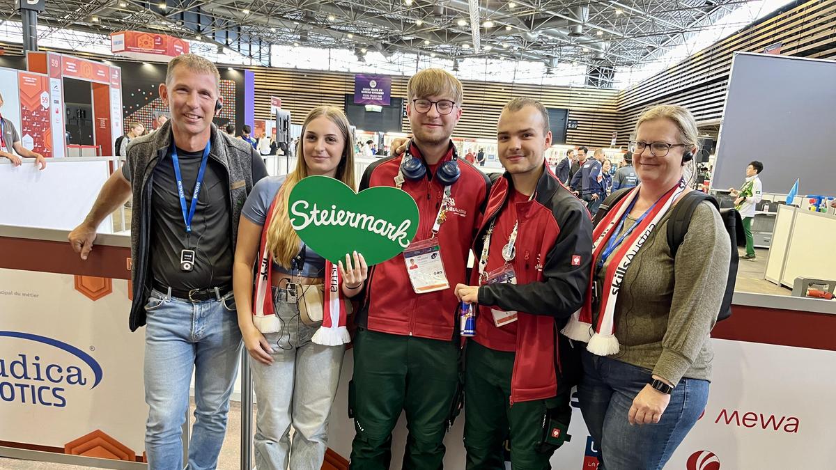 Simon Stoißer und Jan Trummer mit seiner Familie, die beiden kämpfen im Teamberuf Mobile Robotics um Edelmetall