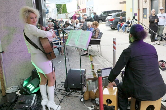 Nach dem Konzert von Rudi Lechner am Mittwoch war es dem Stadtmarketing St. Veit gelungen, anlässlich der Veranstaltungsreihe „Lust auf Innenstadt“ die „Band mit Leib und Seele“ (Eliz und Klaus Lippitsch) für einen Auftritt zu gewinnen. 