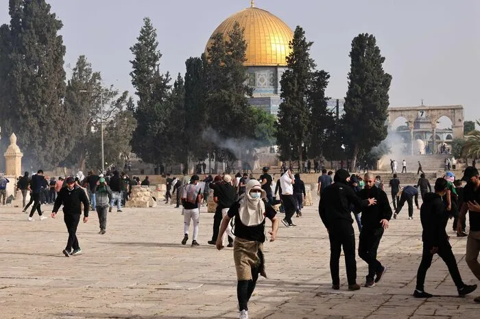Vor der Al-Aqsa-Moschee setzten Polizisten Blendgranaten, Tränengas und Gummigeschoße gegen Steine werfende Palästinenser ein. Palästinensische Rettungskräfte sprachen von mehr als 300 Verletzten. Nach Polizei-Angaben wurden fast zwei Dutzend Beamte verletzt.
