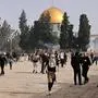  Vor der Al-Aqsa-Moschee setzten Polizisten Blendgranaten, Tränengas und Gummigeschoße gegen Steine werfende Palästinenser ein. Palästinensische Rettungskräfte sprachen von mehr als 300 Verletzten. Nach Polizei-Angaben wurden fast zwei Dutzend Beamte verletzt.