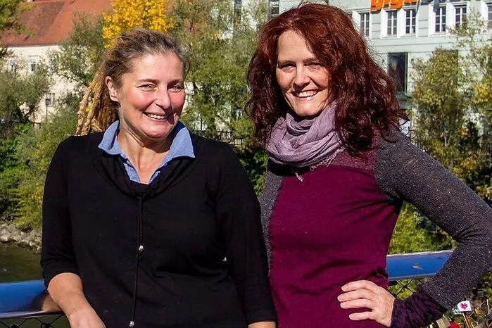 Beatrix Altendorfer und Andrea Breithuber helfen mit ihrer Website „Nachhaltig in Graz“ anderen dabei, ihr Leben umweltbewusster zu gestalten, vom Einkaufen bis zum Abfall. Die beiden wurden für diese Tätigkeit mit dem Klimaschutzpreis ausgezeichnet. Hier geht es zur Abstimmung. Nur noch bis 31. Dezember!