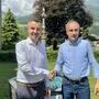 Andreas Kleinfercher (SPÖ) gratuliert dem neuen Bürgermeister Stefan Schupfer (Freie Liste) zum klaren Wahlergebnis