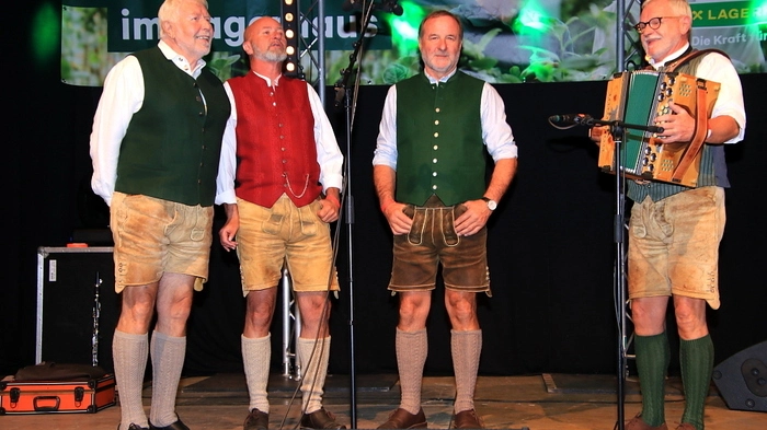 Am Samstag wurde zum Voksmusikabend geladen. Nachdem Josef Hütter und Christian Konrad von der Lagerhaus-Leitung den Bieranstich über die Bühne brachten, übernahm Moderator Bernd Prettenthaler das Kommando.