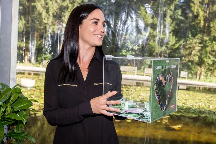 ... bei einem Bild der Künstlerin Claudia Zirkl im Wert von 3000 Euro mitzusteigern.
