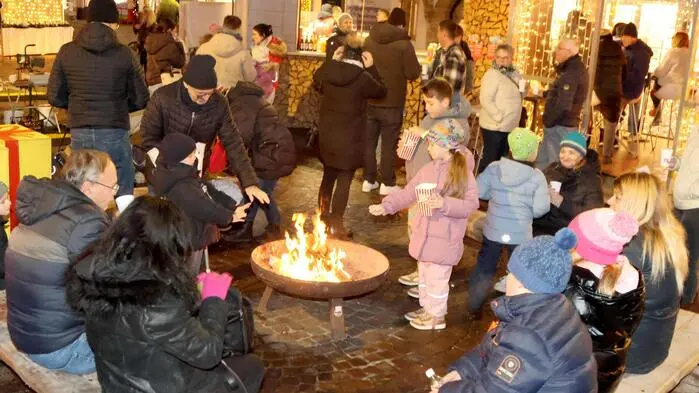 Am Freitagabend öffnete der St. Veiter Weihnachtsmarkt seine Pforten. Eines gleich vorweg: Zwischen funkelnden Lichterketten, dampfenden Häferln und dem Duft von gebrannten Mandeln zeigt sich die Stadt seit Freitag auch dieses Jahr von ihrer festlichsten Seite.