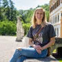 Carina Wenninger vor dem Schloss Eggenberg