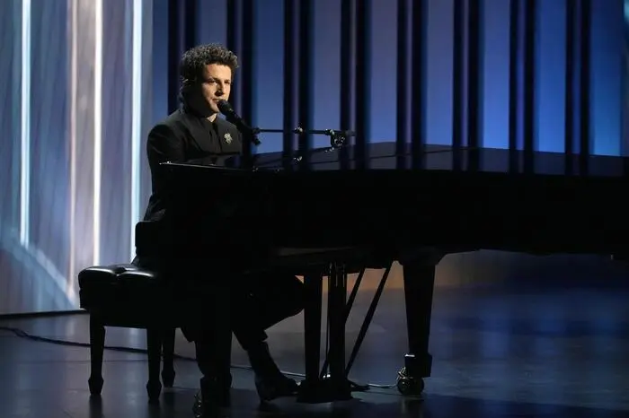 Für den wohl emotionalsten Moment des Abends sorgte Sänger Charlie Puth. Er begleitete die traditionelle „In Memoriam“-Zeremonie am Klavier, bei der die verstorbenen Stars des letzten Jahres gewürdigt werden. Gemeinsam mit anderen Sängern performte er „See You Again“ und den „Friends“-Titelsong „I’ll be There for You“ im Gedenken an Matthew Perry und andere.