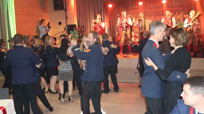 FF-Kameraden eröffneten den Ball in gewohnter Art und Weise mit einem gemeinsamen Tanz.