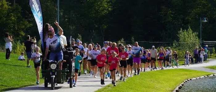 Immer dem DJ hinterher: Beim ersten „Run & Rave“ liefen die Teilnehmer zu elektronischer Musik um den Stubenbergsee