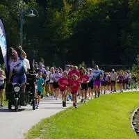 Immer dem DJ hinterher: Beim ersten „Run & Rave“ liefen die Teilnehmer zu elektronischer Musik um den Stubenbergsee