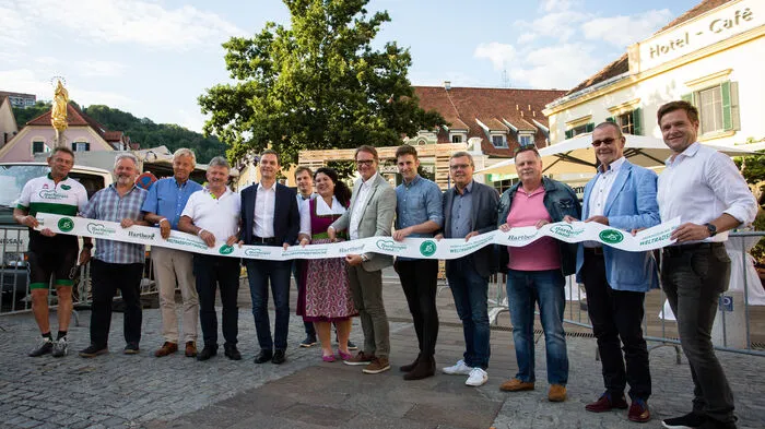 Polit-Prominenz am Hartberger Hauptplatz: Zur Eröffnung der 47. Weltradsportwoche im Hartbergerland konnte Bürgermeister Marcus Martschitsch unter anderem den Nationalratsabgeordneten Reinhold Lopatka, die Landtagsabgeordneten Hubert Lang, Wolfgang Dolesch und Lukas Schnitzer sowie Bürgermeisterkollegen aus den durchfahrenen Gemeinden begrüßen.