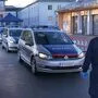 Polizeiautos stehen in einer Schlange: Reger Andrang in der Villacher Polizei-Teststation