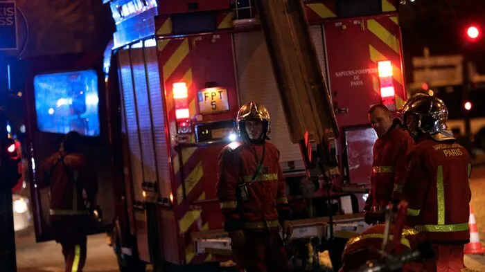 Bei einem Großbrand in Paris sind in der Nacht auf Dienstag mindestens sieben Menschen ums Leben gekommen. Ein Mensch wurde bei dem Feuer in einem achtstöckigen Wohnhaus im Westen der französischen Hauptstadt schwer verletzt, wie die Feuerwehr mitteilte.