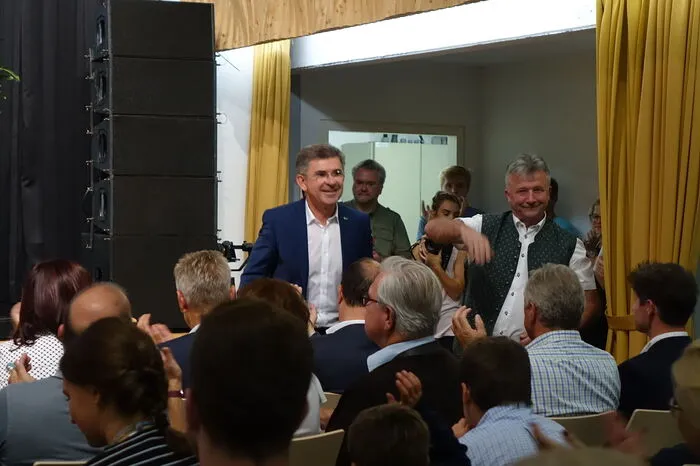 So gut wie alle Kandidierenden zur Nationalratswahl, Landtagsabgeordnete, Landesrat Christopher Drexler, Bürgermeisterinnen und Bürgermeister, Vertreter aus den Gemeinderäten und Kurz-Fans und/oder treue ÖVP-Wähler waren in die Oststeirerhalle gekommen.
