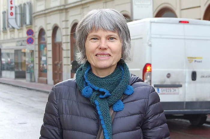 Ingrid Lindner: "Die Parkplatzsituation ist in manchen Bereichen bedrückend. Handlungsbedarf gibt es beim öffentlichen Verkehr, die Luftverschmutzungswerte sind zu hoch. Man sollte das Verkehrsaufkommen in eine andere Richtung lenken. Park and Ride könnte hier helfen, aber auch die Preise für die Öffis sind zu hoch. Meine Kinder studieren und selbst für sie ist das unglaublich teuer."