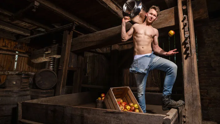 Jänner: Peter (24) aus der Steiermark. Der Student hat – passend zum elterlichen Bio-Betrieb – eine Ausbildung mit Fokus auf Milchwirtschaft genossen. Heute ist er mit seinem Bruder auf die Produktion und Vermarktung sortenreiner Apfelweine, dem Apfel Cider und Apfelsaft spezialisiert, die sich unter der Marke „KühbreinMost“ zunehmender Bekanntheit erfreuen. Ziel ist es, Apfelweine &amp; Cider als Lifestyle-Premiumgetränke zu etablieren.