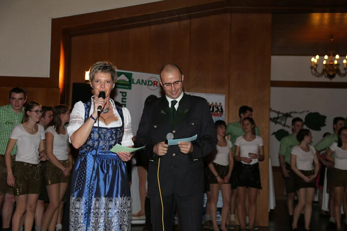 Die beiden Ballsprechher Andrea Lammer und Hans Reisinger konnten unter den zahlreichen Ballgästen auch den Pfarrer Anton Herk-Pickl, die Bürgermeister Erwin Eggenreich, LAbg. Bernhard Ederer, Alois Breisler, Gottfried Heinz, den Kammerobmann Sepp Wumbauer und die Blumen-, die Almenland- und Schafsmilchhoheiten begrüßen.