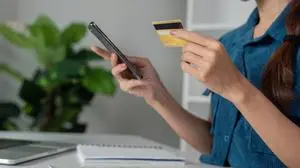 Finanzmanagement und Sparen. Eine junge Frau, die Online-Banking betreibt und ihr Smartphone und ihre Kreditkarte zur Verwaltung ihrer Finanzen nutzt. Finanzmanagement und Sparen. Eine junge Frau, die Online-Banking betreibt und ihr Smartphone und ihre Kreditkarte zur Verwaltung ihrer Finanzen nutzt. ,model released, Symbolfoto Copyright: xZoonar.com NATEExMEEPIANx 23122693 ,model released, Symbolfoto ,property released