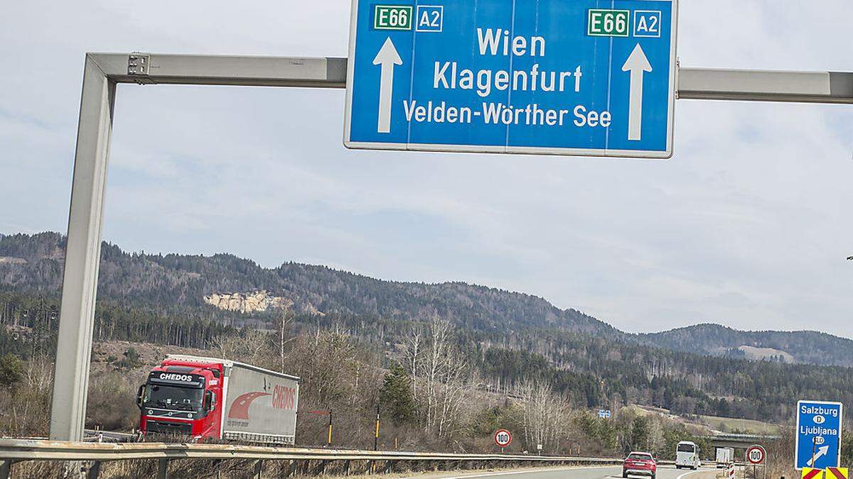 Der &quot;100er&quot; würde die Luftgüte und die Verkehrssicherheit verbessern, meint der VCÖ. Köfer und Arbö sehen das anders (Symbolfoto)